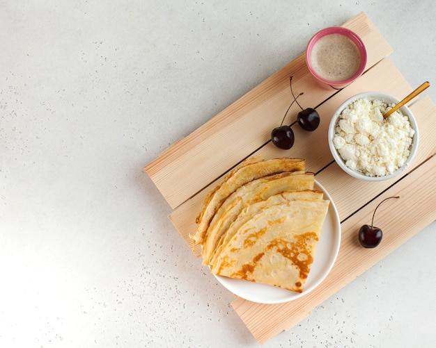 Délicieuses crêpes sur assiette avec café et baies. Petit déjeuner, dessert, recette, cuisine française .. Maslenitsa