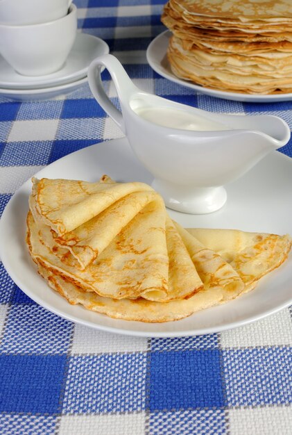 Délicieuses crêpes sur une assiette avec sauce au lait