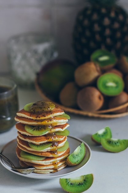 Délicieuses crêpes au kiwi sur une assiette