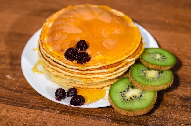 Délicieuses crêpes au miel, au kiwi et aux baies.