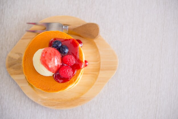 Délicieuses crêpes aux fraises sur fond de table.