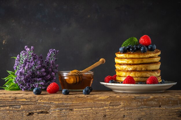 De délicieuses crêpes aux fruits frais sur une table en bois rustique