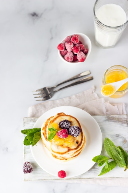 Délicieuses crêpes aux fruits rouges et verre de lait