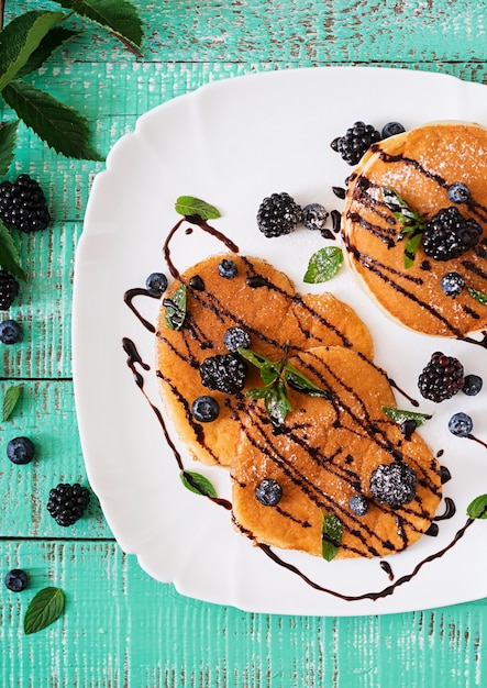 Délicieuses crêpes aux mûres et au chocolat.