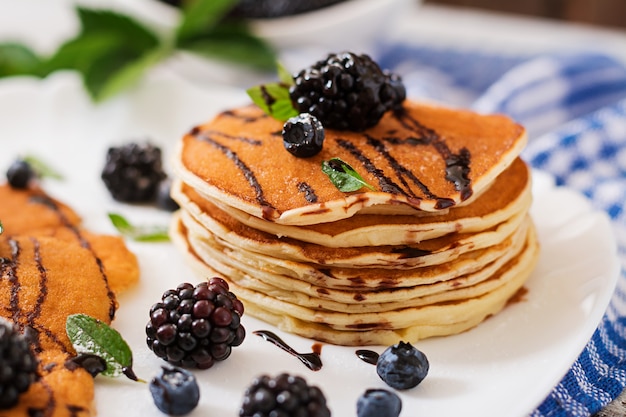 Délicieuses crêpes aux mûres et au chocolat.