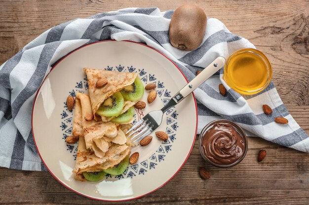 Délicieuses crêpes à la banane et au kiwi sur assiette