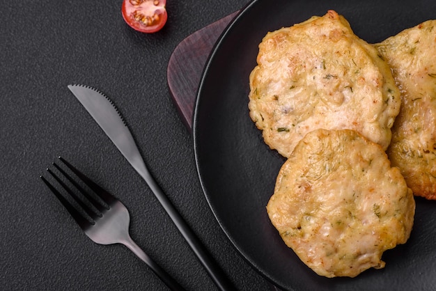 Délicieuses crêpes de filet hachées frites avec du sel d'épices et des herbes