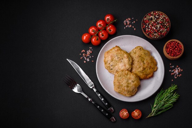 Délicieuses crêpes de filet hachées frites avec du sel d'épices et des herbes