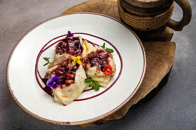 délicieuses crêpes fourrées sur une assiette