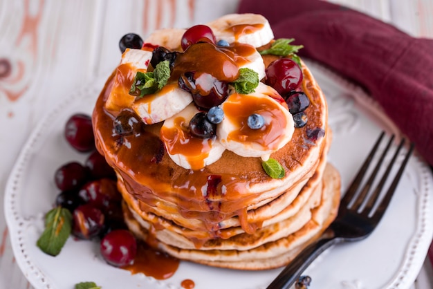 De Délicieuses Crêpes Luxuriantes Avec Des Fruits Frais Et Des Baies, Servies Avec Du Caramel Salé.