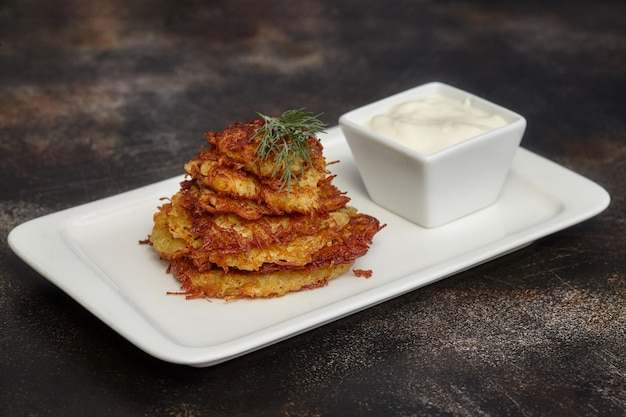 Délicieuses crêpes de pommes de terre ou latke avec sauce