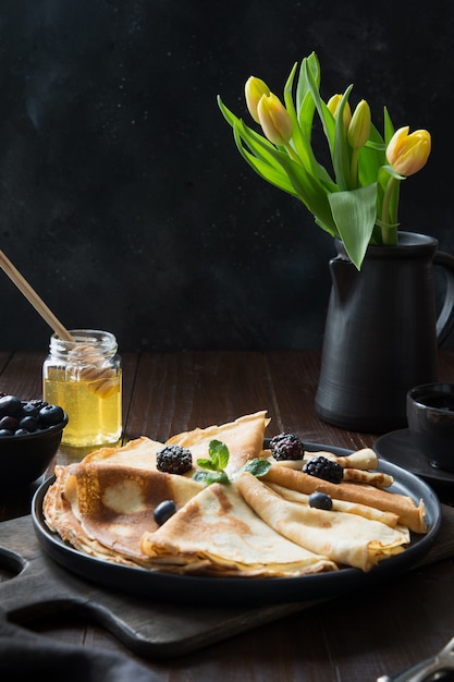 Délicieuses Crêpes Russes Traditionnelles Avec Du Miel. Printemps. Shrovetide.