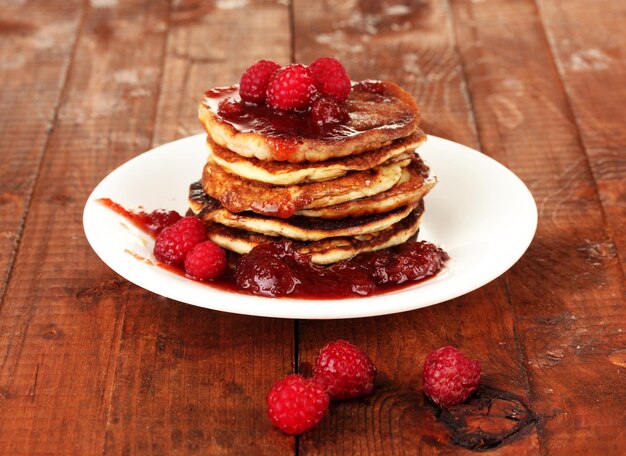 Délicieuses crêpes sucrées sur fond de bois