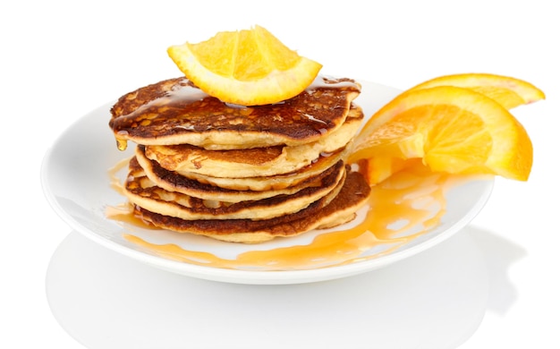 Délicieuses crêpes sucrées isolées sur blanc