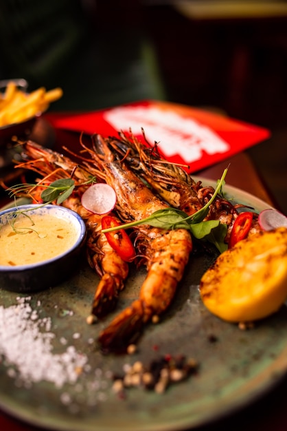 De délicieuses crevettes langoustines au restaurant sur une table en bois de délicieux fruits de mer avec du vin au menu du café