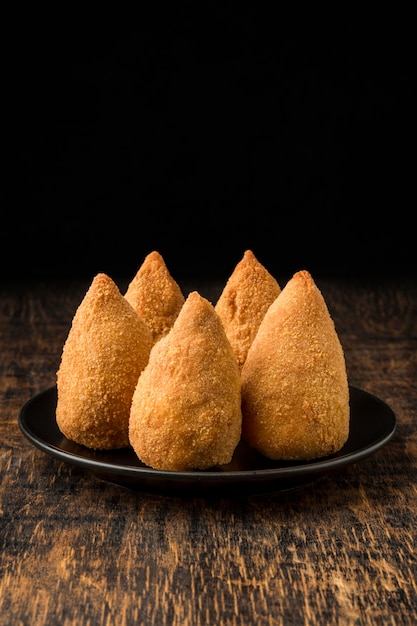 Photo délicieuses croquettes de poulet sur assiette