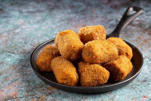 Photo délicieuses croquettes de viande frite croquette traditionnelle