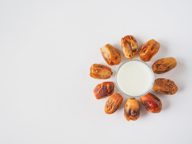 Délicieuses dates biologiques fraîches sur blanc