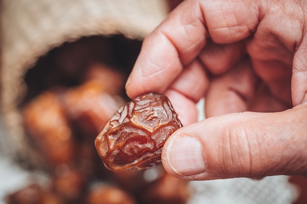 Délicieuses dattes Sukkari fraîches et sucrées