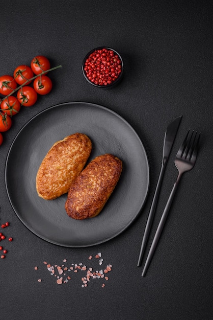 Délicieuses escalopes frites ou boulettes de viande de poisson haché avec des épices et des herbes