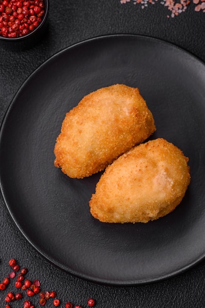 Délicieuses escalopes juteuses ou boulettes de viande de poulet haché avec sel et épices sur fond de béton texturé