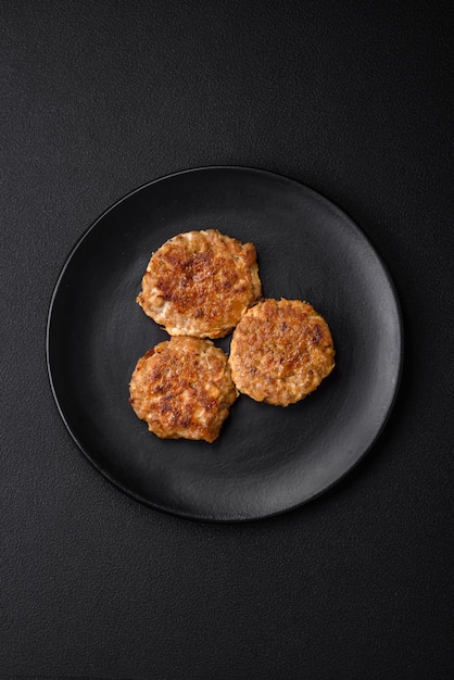 Délicieuses escalopes de poisson hachées frites fraîches avec des épices et des herbes