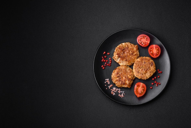 Délicieuses escalopes de poisson hachées frites fraîches avec des épices et des herbes