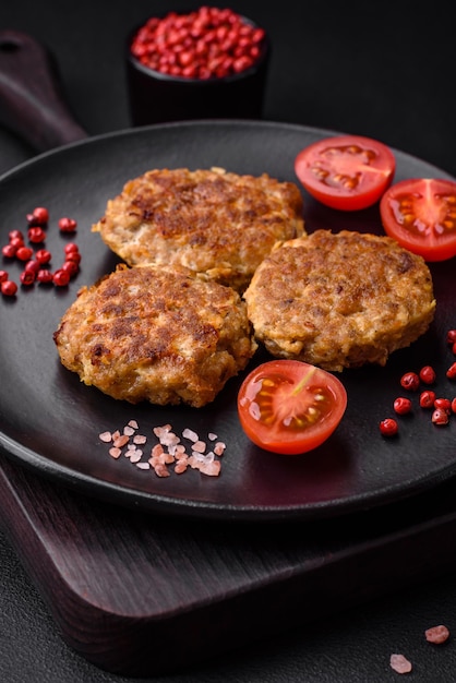 Délicieuses escalopes de poisson hachées frites fraîches avec des épices et des herbes