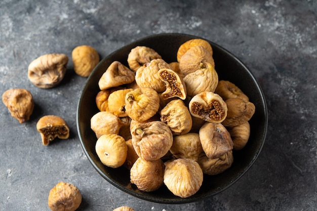 Délicieuses figues sèches dans un bol d'aliments sains