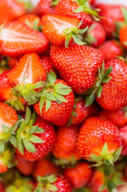 De délicieuses fraises mûres fraîches des aliments sains et végétariens