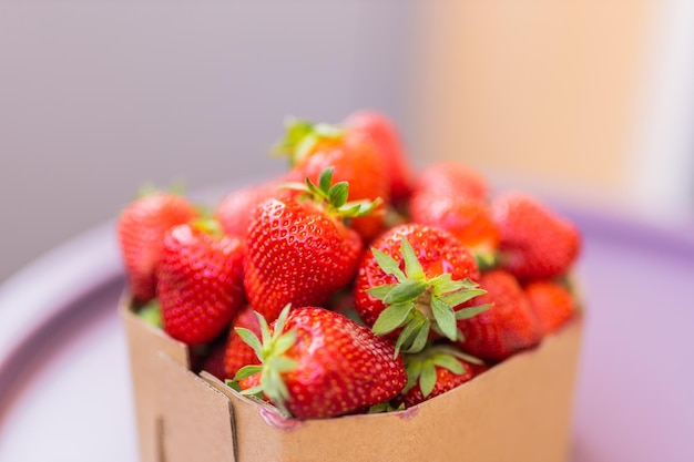 De délicieuses fraises mûres fraîches dans un bol d'aliments sains et végétariens