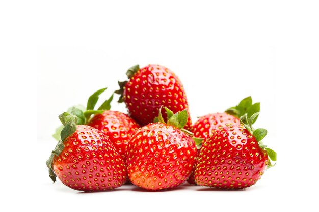De délicieuses fraises rouges sur fond blanc dans une vue rapprochée