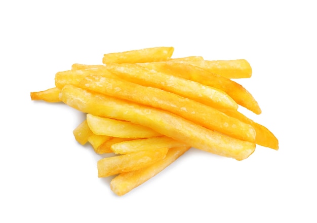 Délicieuses frites sur fond blanc