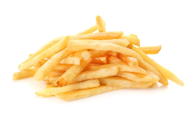 Délicieuses frites sur fond blanc