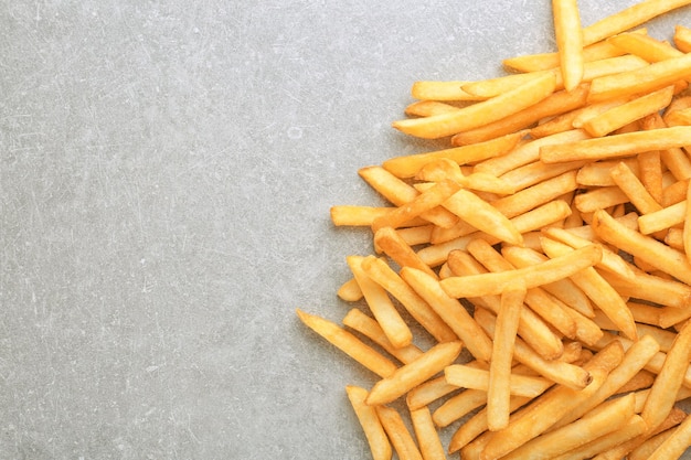 Délicieuses frites sur fond gris