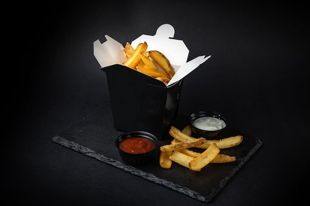 délicieuses frites avec sauce