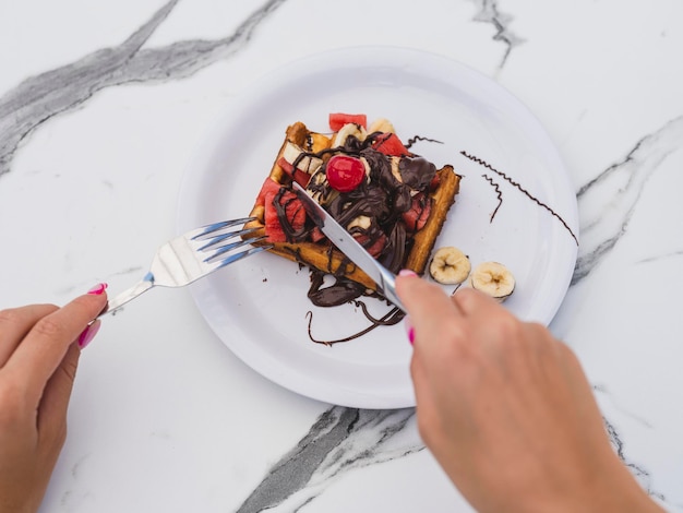 Délicieuses gaufres aux fruits sur assiette