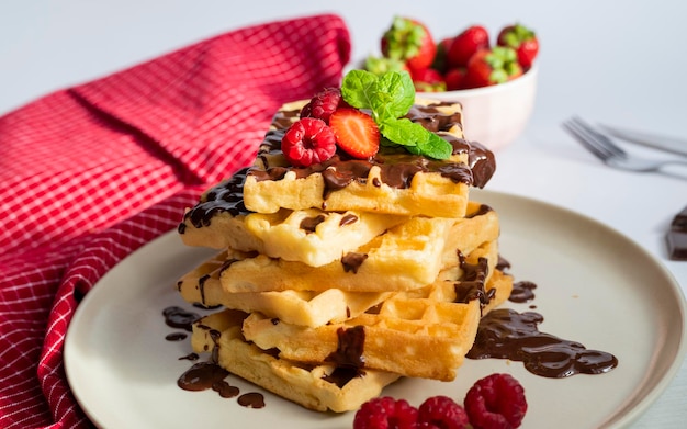 délicieuses gaufres belges pour le petit déjeuner avec fraises et framboises et chocolat