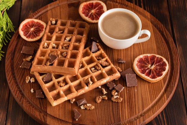 Délicieuses gaufrettes fraîches de Vienne, confiture et tasse de café sur un fond en bois foncé