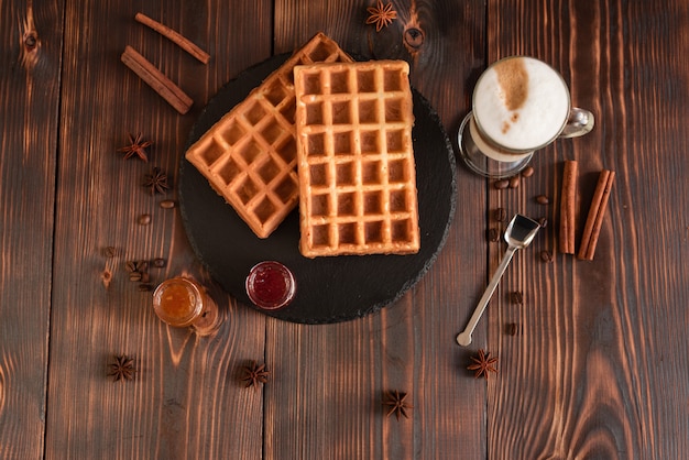 Délicieuses gaufrettes viennoises fraîches, confiture et tasse de café