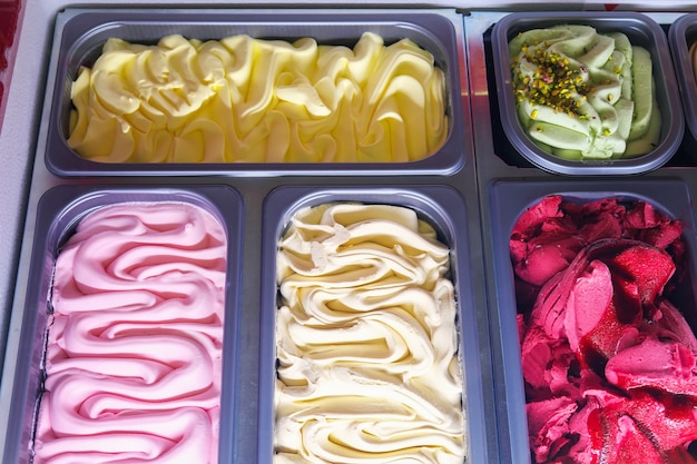 Délicieuses glaces de différentes saveurs et couleurs sur une confiserie