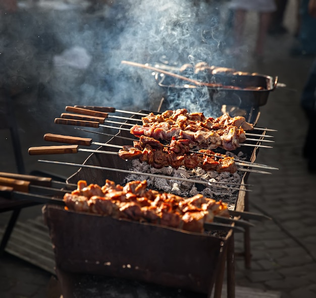 Délicieuses grillades de shish kebab sur le barbecue en fumée