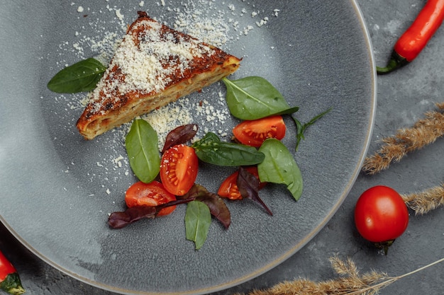 Délicieuses lasagnes à la viande maison avec feuille de basilic sur le dessus Gros plan Menu de recettes Cuisine italienne Vue latérale