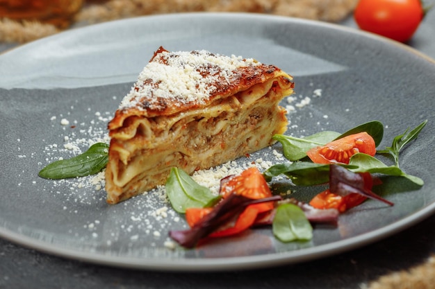 Photo délicieuses lasagnes à la viande maison avec feuille de basilic sur le dessus menu de recettes en gros plan côté cuisine italienne