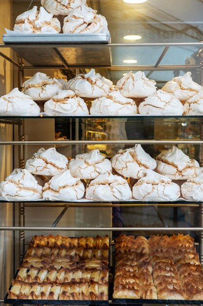 Délicieuses meringues sucrées et biscuits en vitrine