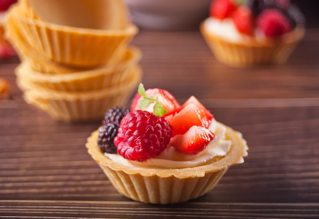 Délicieuses mini tartelettes aux fruits frais sur bois