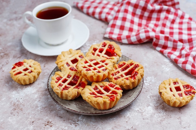 Délicieuses mini tartes aux fruits rouges, vue de dessus