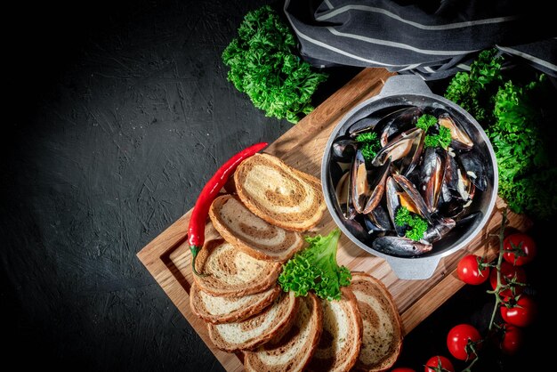 Photo délicieuses moules de fruits de mer cuites au citron et au persil palourdes dans les coquilles et toasts