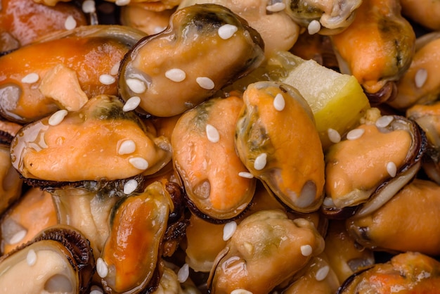 Délicieuses moules marinées aux épices et herbes sur une plaque en céramique