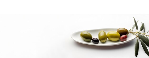 De délicieuses olives avec des feuilles dans un bol isolé sur fond blanc avec copie espace généré par l'IA